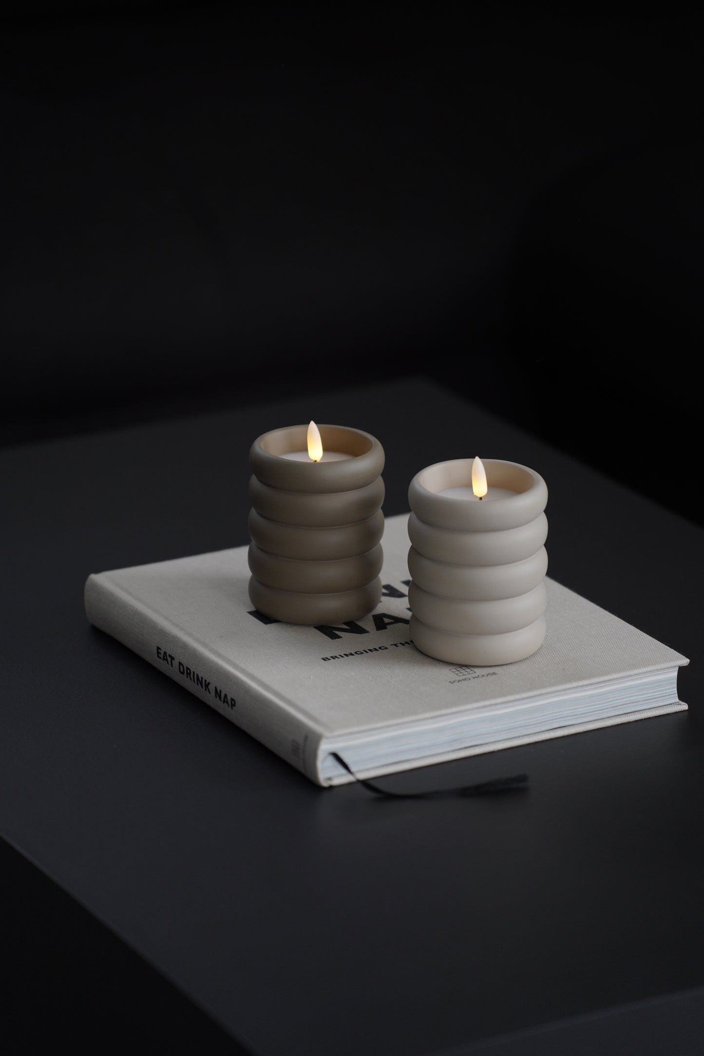 Modernes LED Windlicht aus Beton mit stilvoller Rillenstruktur | 2er Set