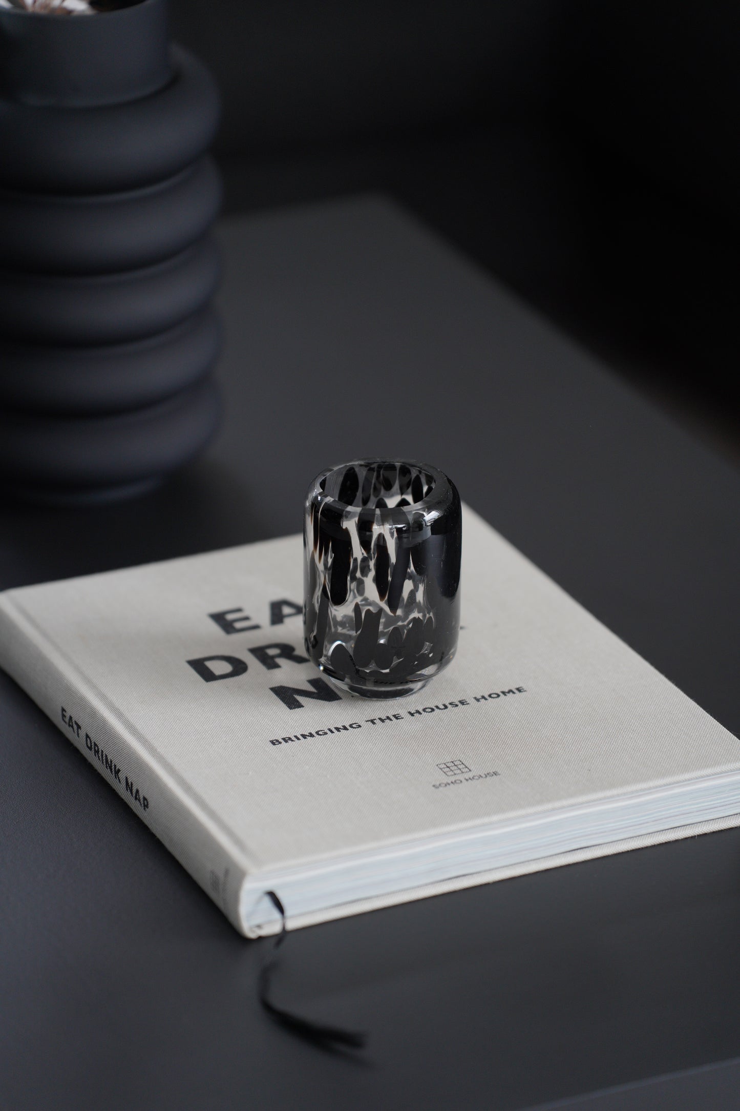 Design Windlicht aus Glas mit stilvollem schwarzen Muster