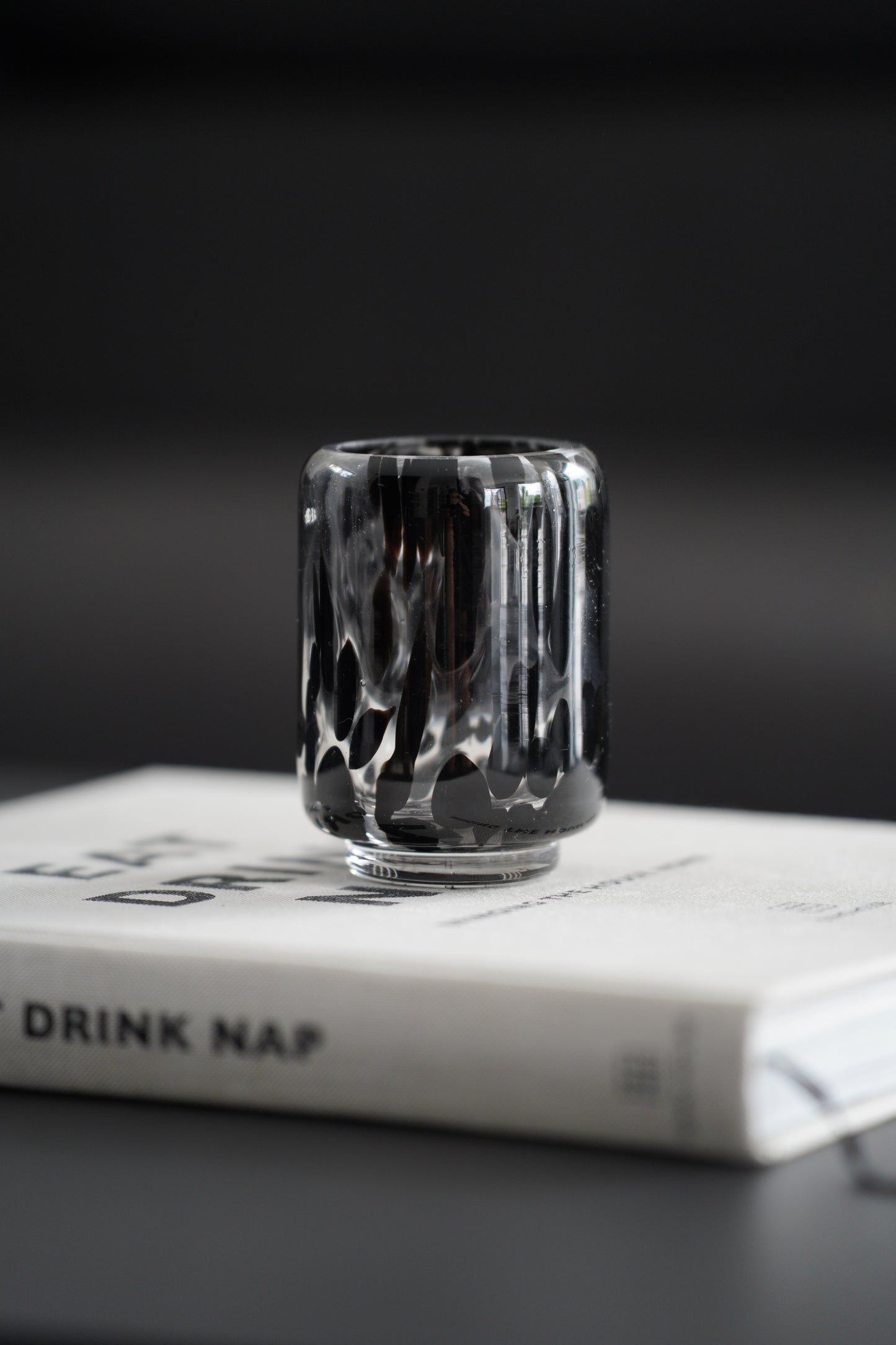 Design Windlicht aus Glas mit stilvollem schwarzen Muster