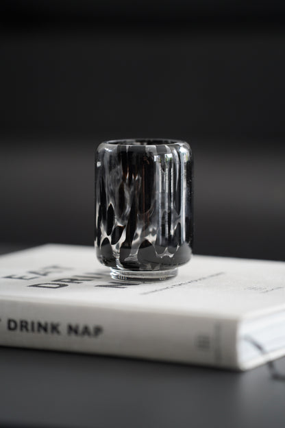 Design Windlicht aus Glas mit stilvollem schwarzen Muster
