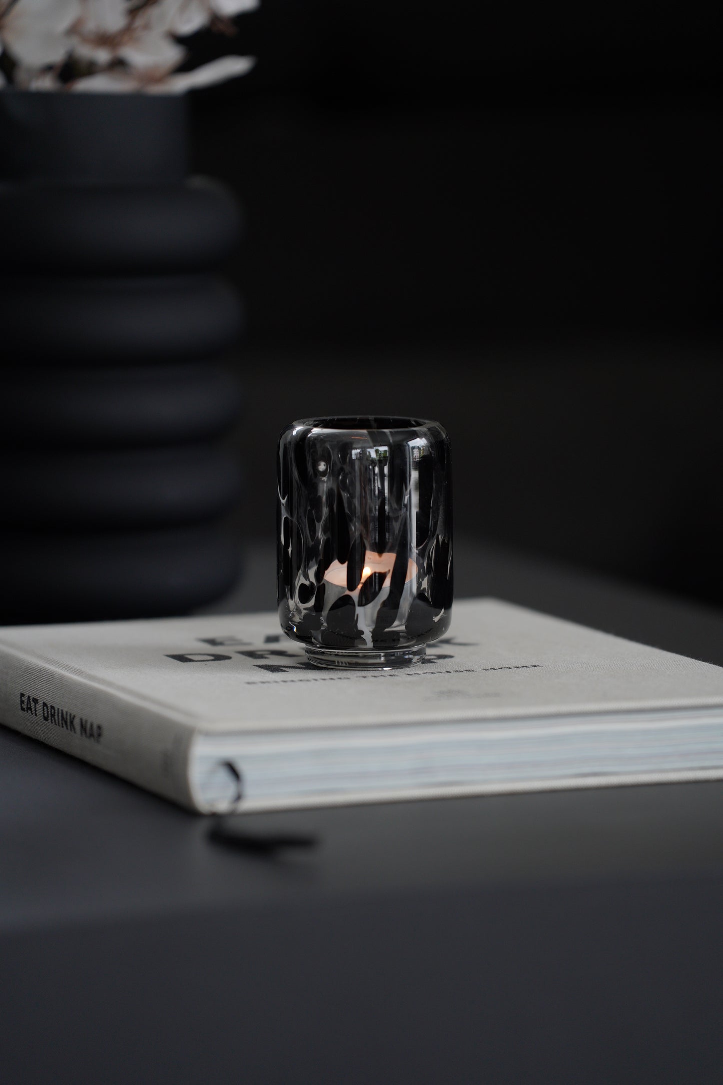 Design Windlicht aus Glas mit stilvollem schwarzen Muster