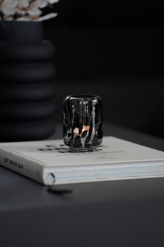 Design Windlicht aus Glas mit stilvollem schwarzen Muster