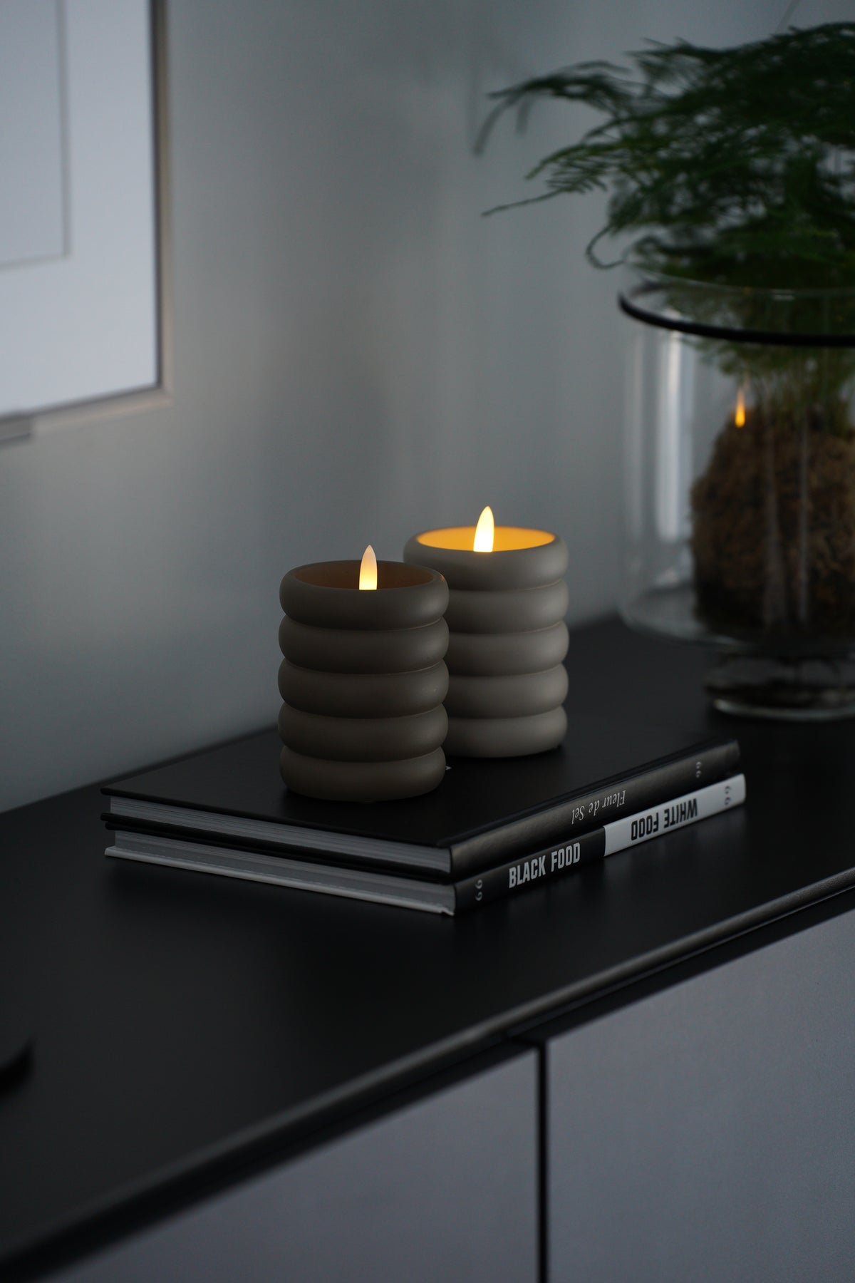 Modernes LED Windlicht aus Beton mit stilvoller Rillenstruktur | 2er Set