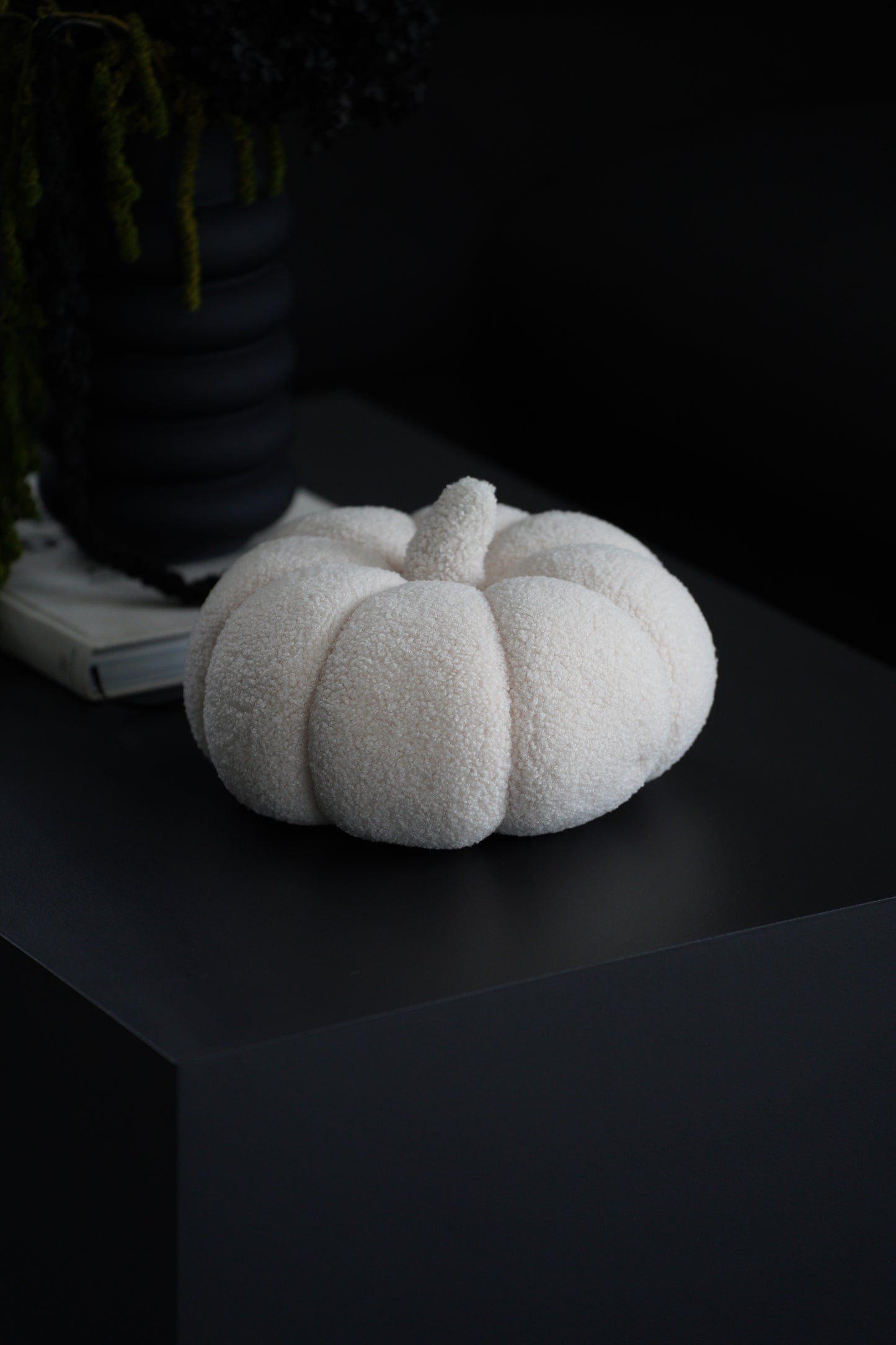 Dekokissen in Kürbisform aus flauschigem Polyester, weiß