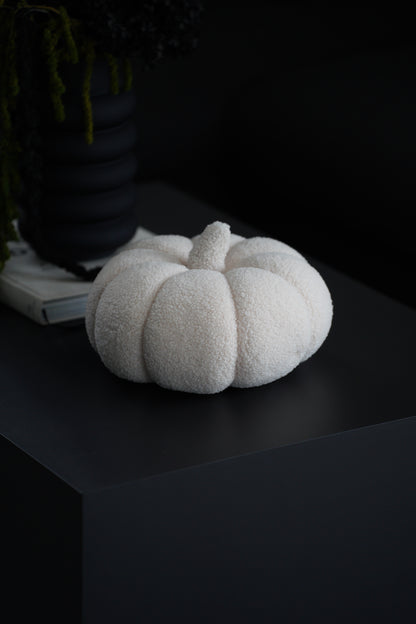 Dekokissen in Kürbisform aus flauschigem Polyester, weiß