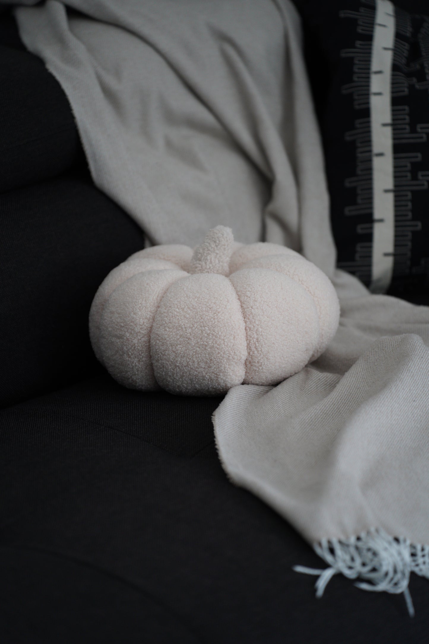 Dekokissen in Kürbisform aus flauschigem Polyester, weiß