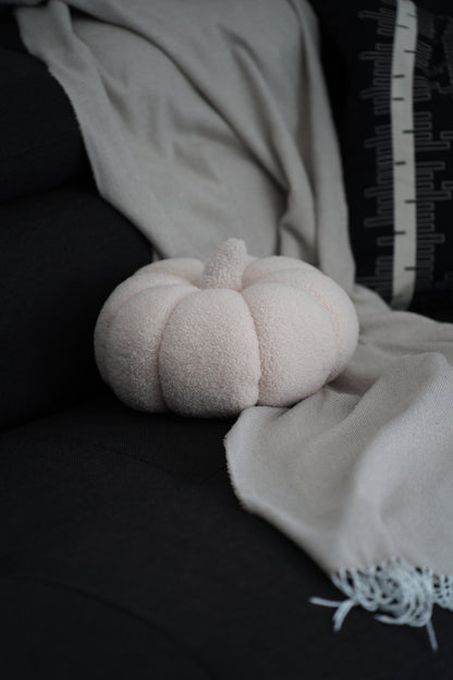 Dekokissen in Kürbisform aus flauschigem Polyester, weiß