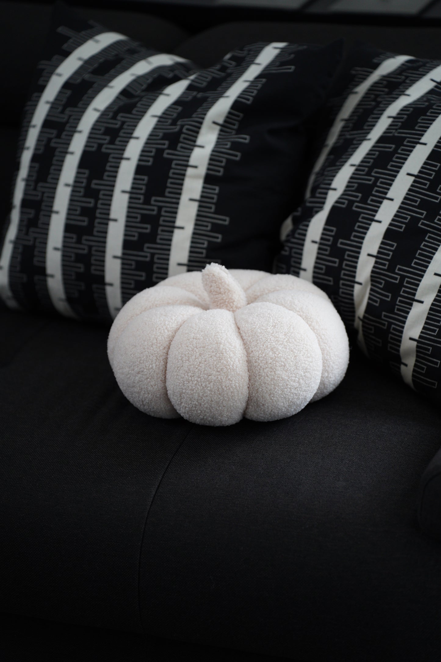 Dekokissen in Kürbisform aus flauschigem Polyester, weiß