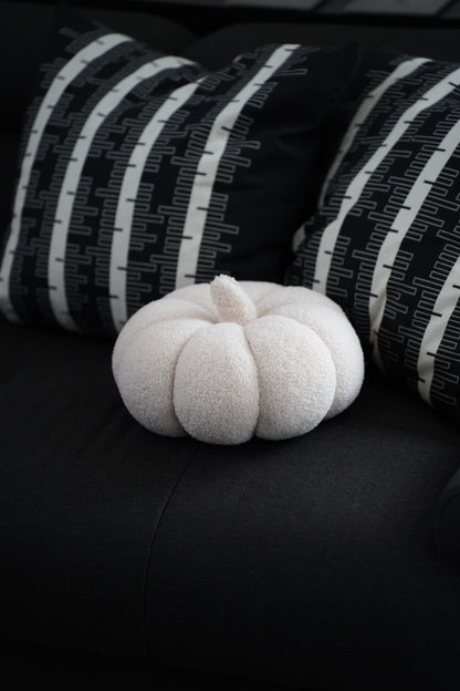 Dekokissen in Kürbisform aus flauschigem Polyester, weiß