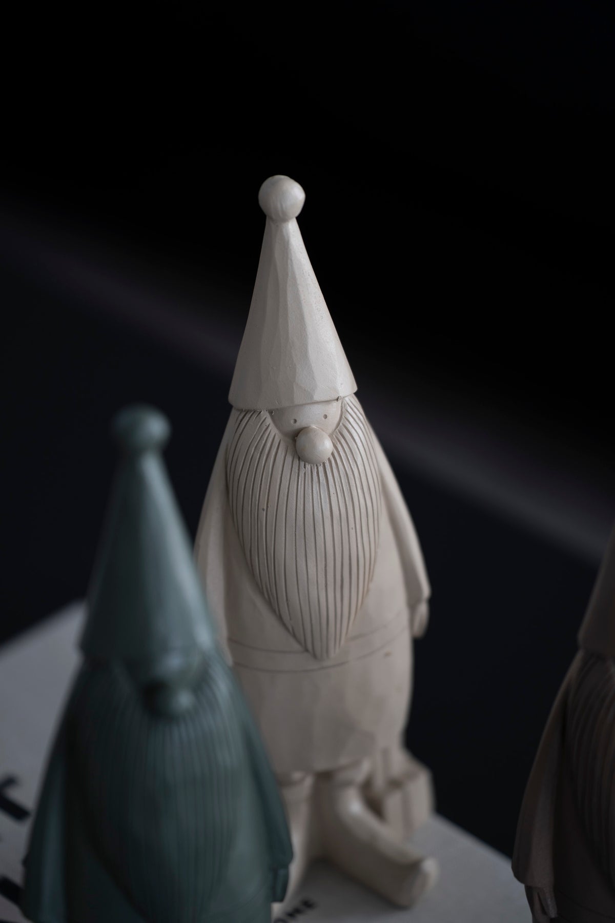 Deko-Figur Wichtel mit Geschenk aus Polyresin