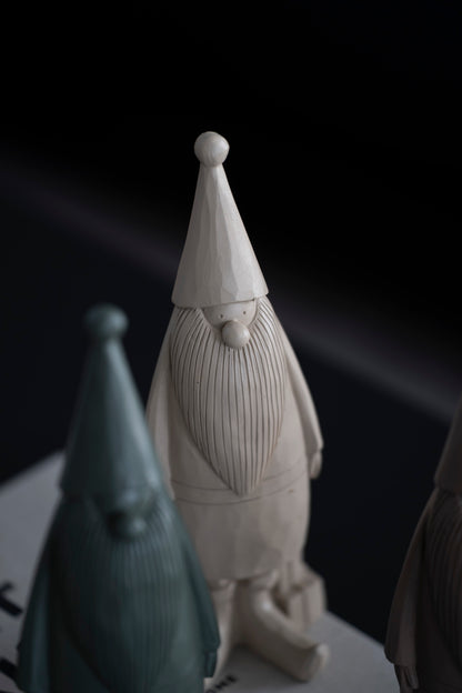 Deko-Figur Wichtel mit Geschenk aus Polyresin