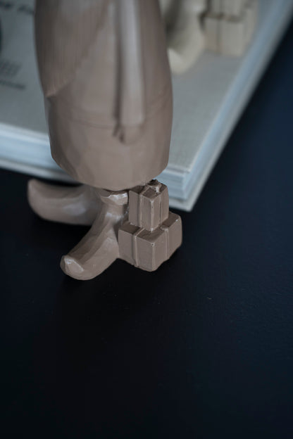 Deko-Figur Wichtel mit Geschenk aus Polyresin