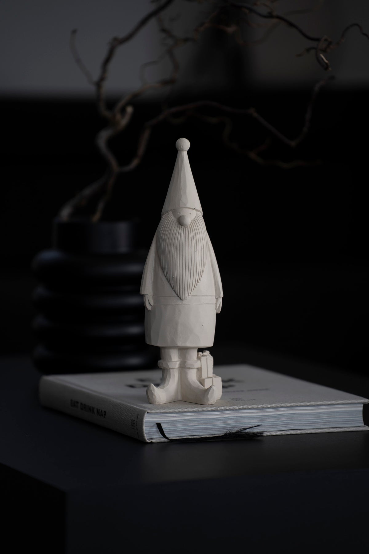 Deko-Figur Wichtel mit Geschenk aus Polyresin