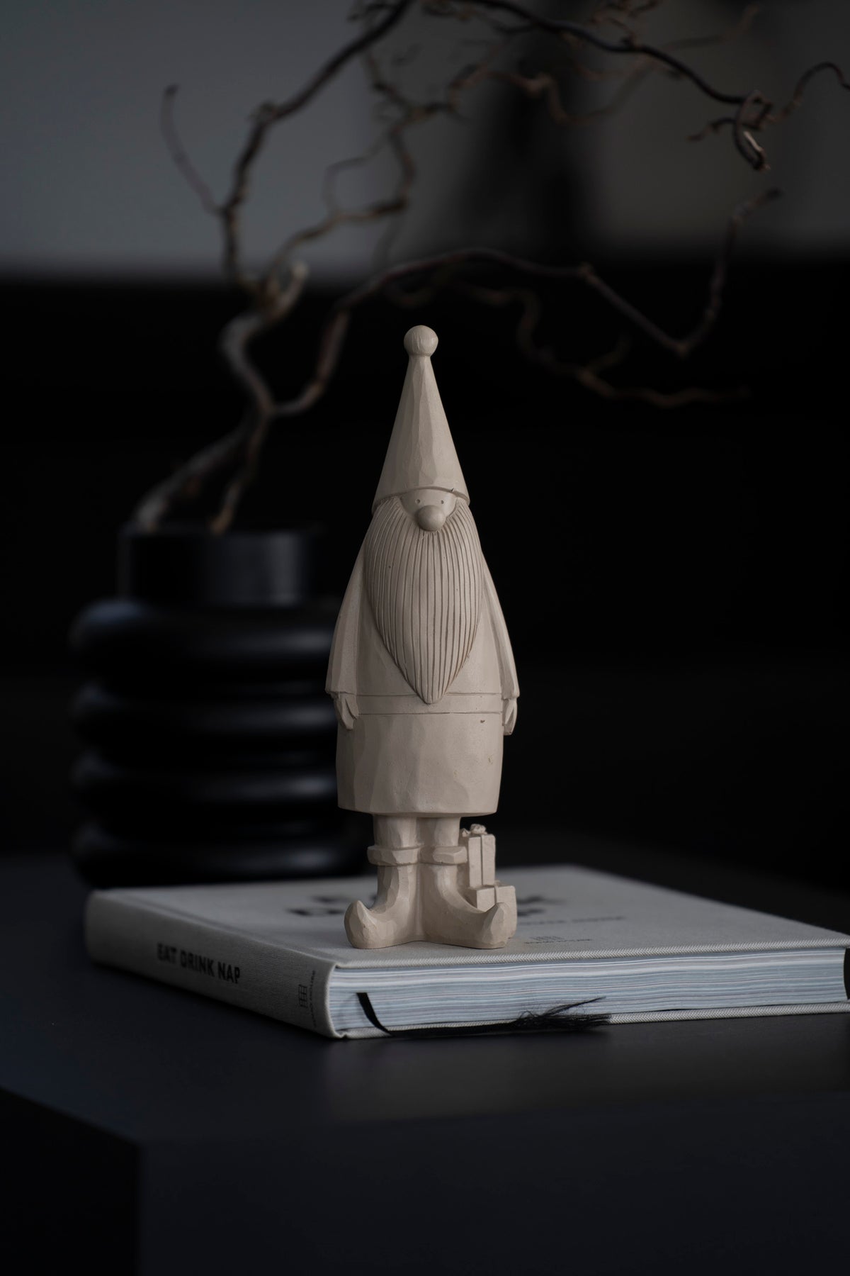 Deko-Figur Wichtel mit Geschenk aus Polyresin