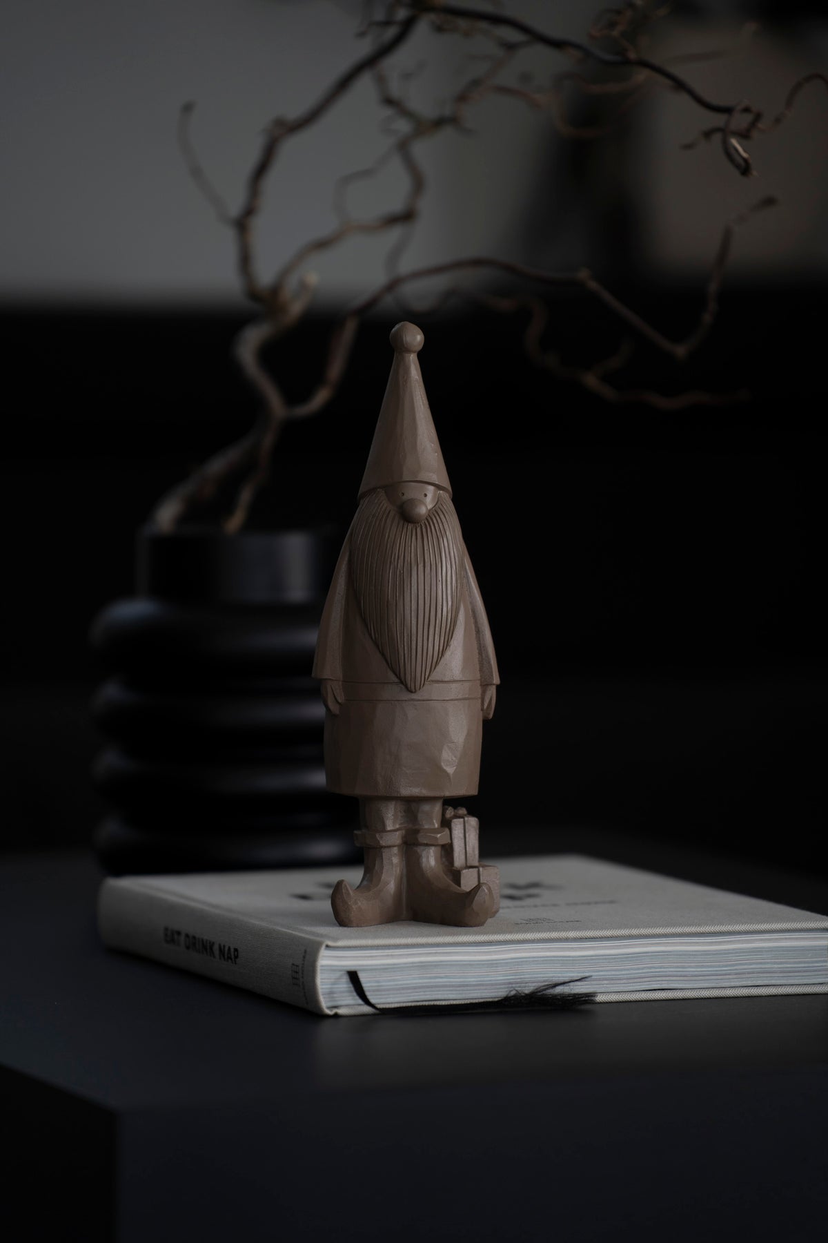 Deko-Figur Wichtel mit Geschenk aus Polyresin