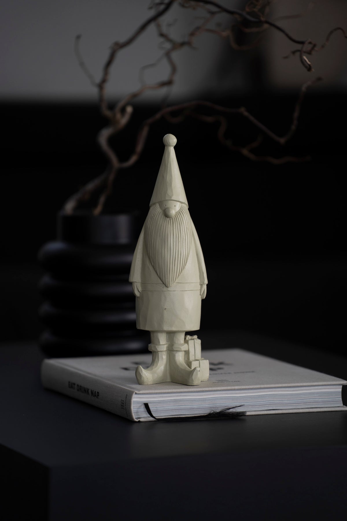 Deko-Figur Wichtel mit Geschenk aus Polyresin