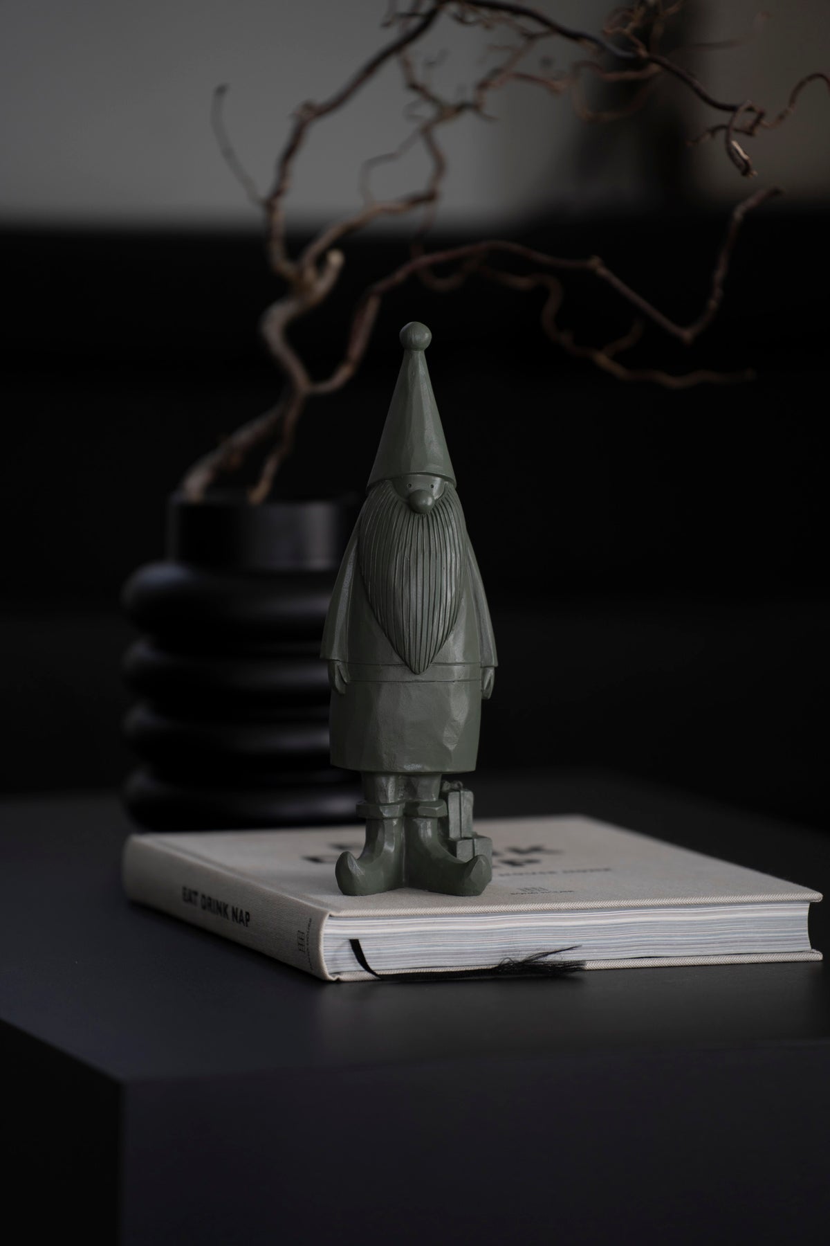 Deko-Figur Wichtel mit Geschenk aus Polyresin
