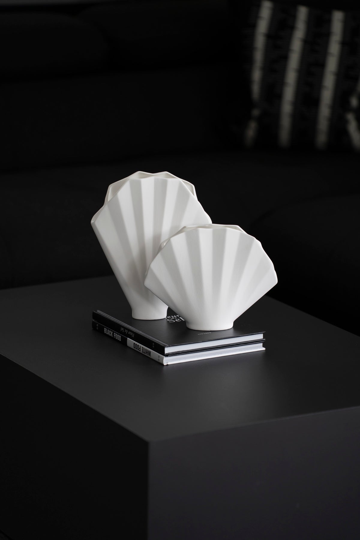 Dekorative Keramikvase mit Fächerdesign in Weiß