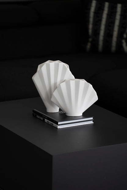 Dekorative Keramikvase mit Fächerdesign in Weiß
