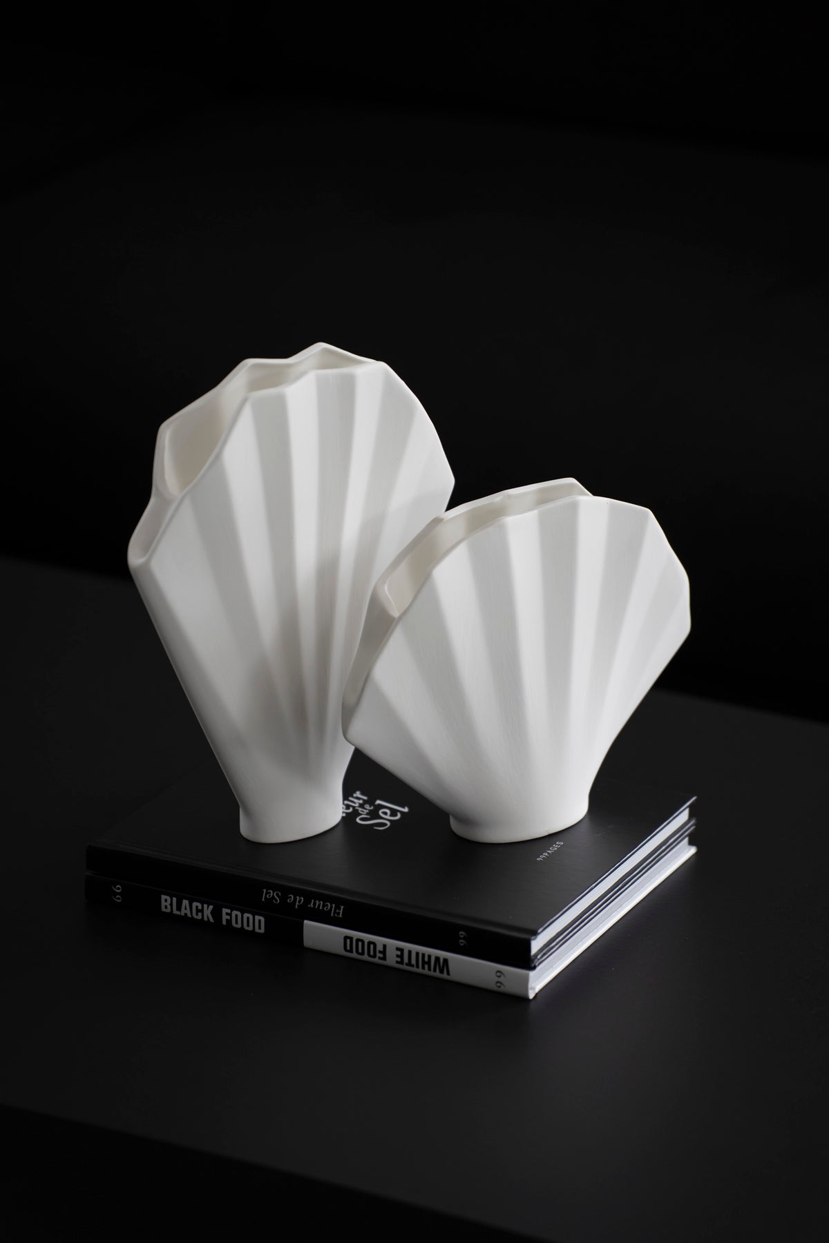 Dekorative Keramikvase mit Fächerdesign in Weiß