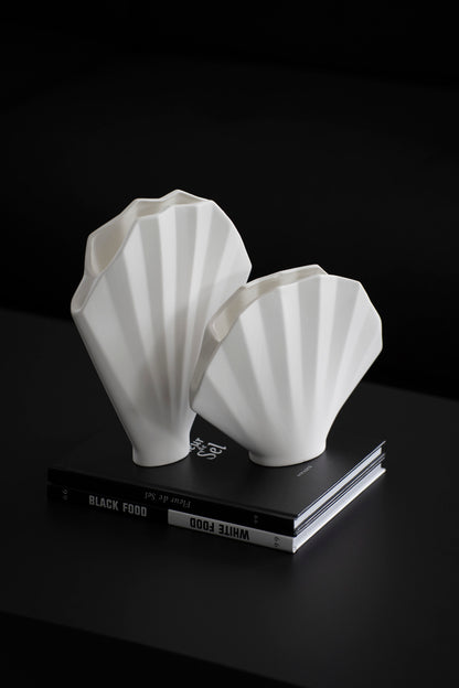 Dekorative Keramikvase mit Fächerdesign in Weiß