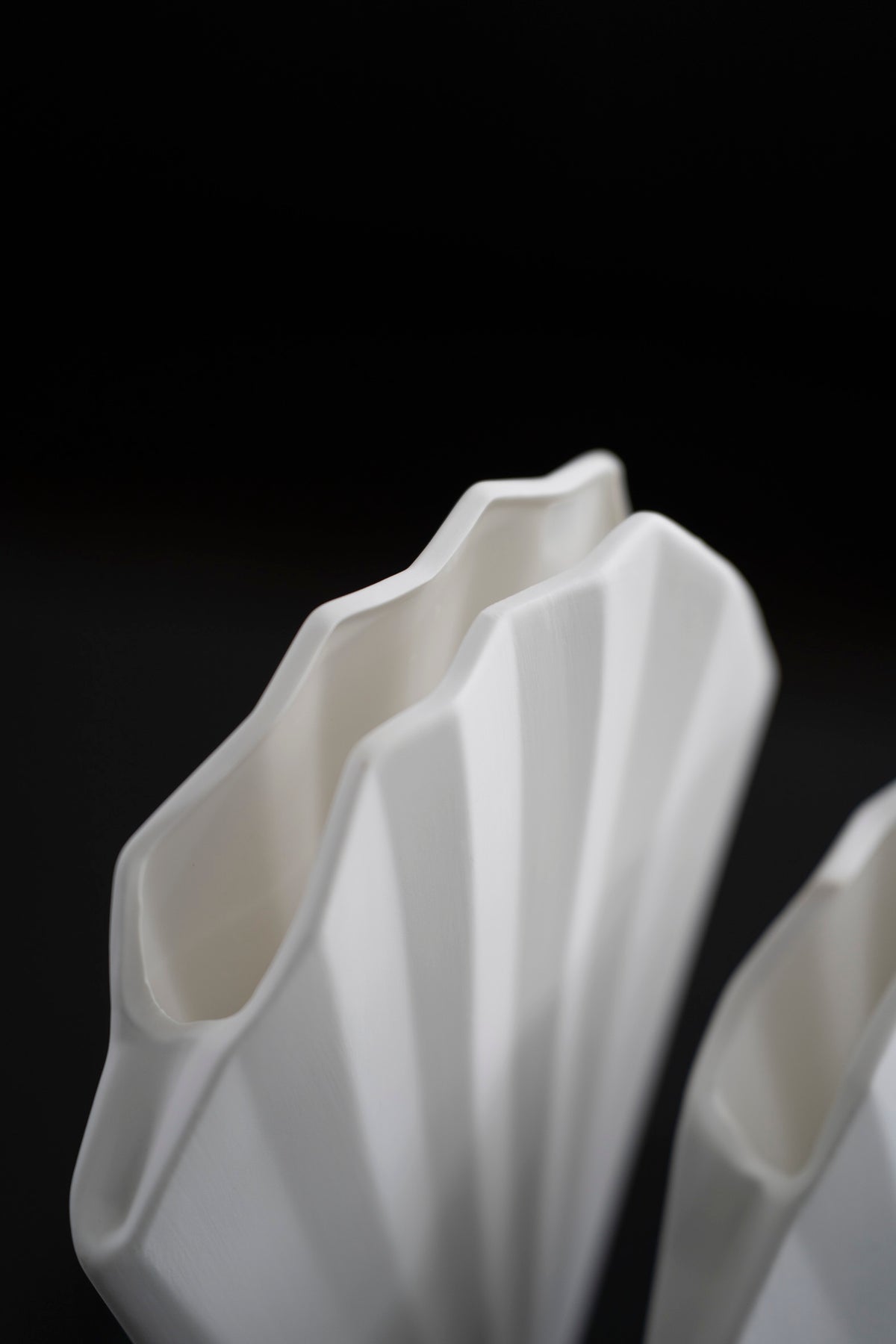 Dekorative Keramikvase mit Fächerdesign in Weiß