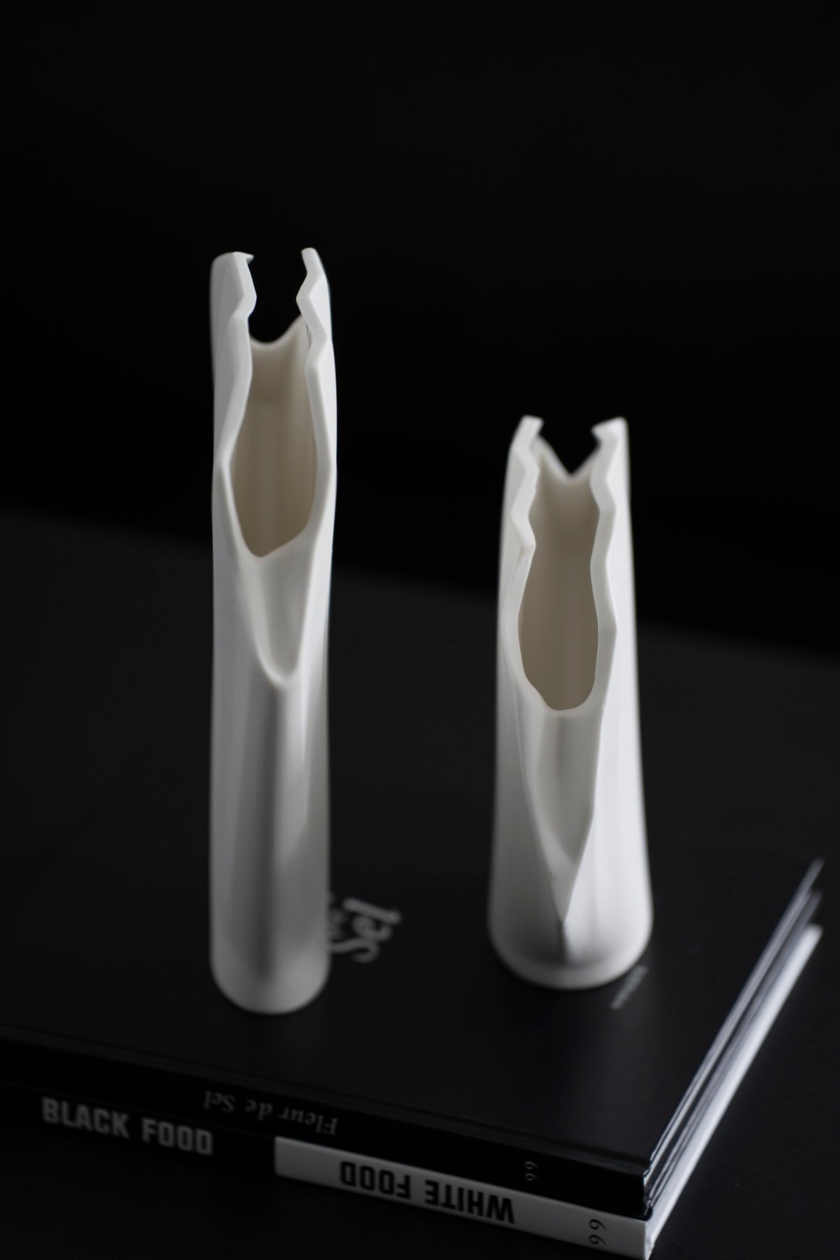 Dekorative Keramikvase mit Fächerdesign in Weiß