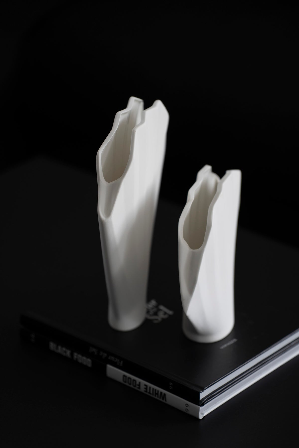 Dekorative Keramikvase mit Fächerdesign in Weiß