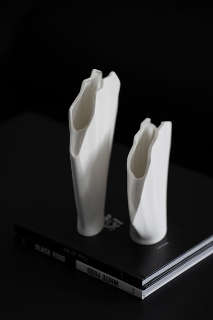 Dekorative Keramikvase mit Fächerdesign in Weiß