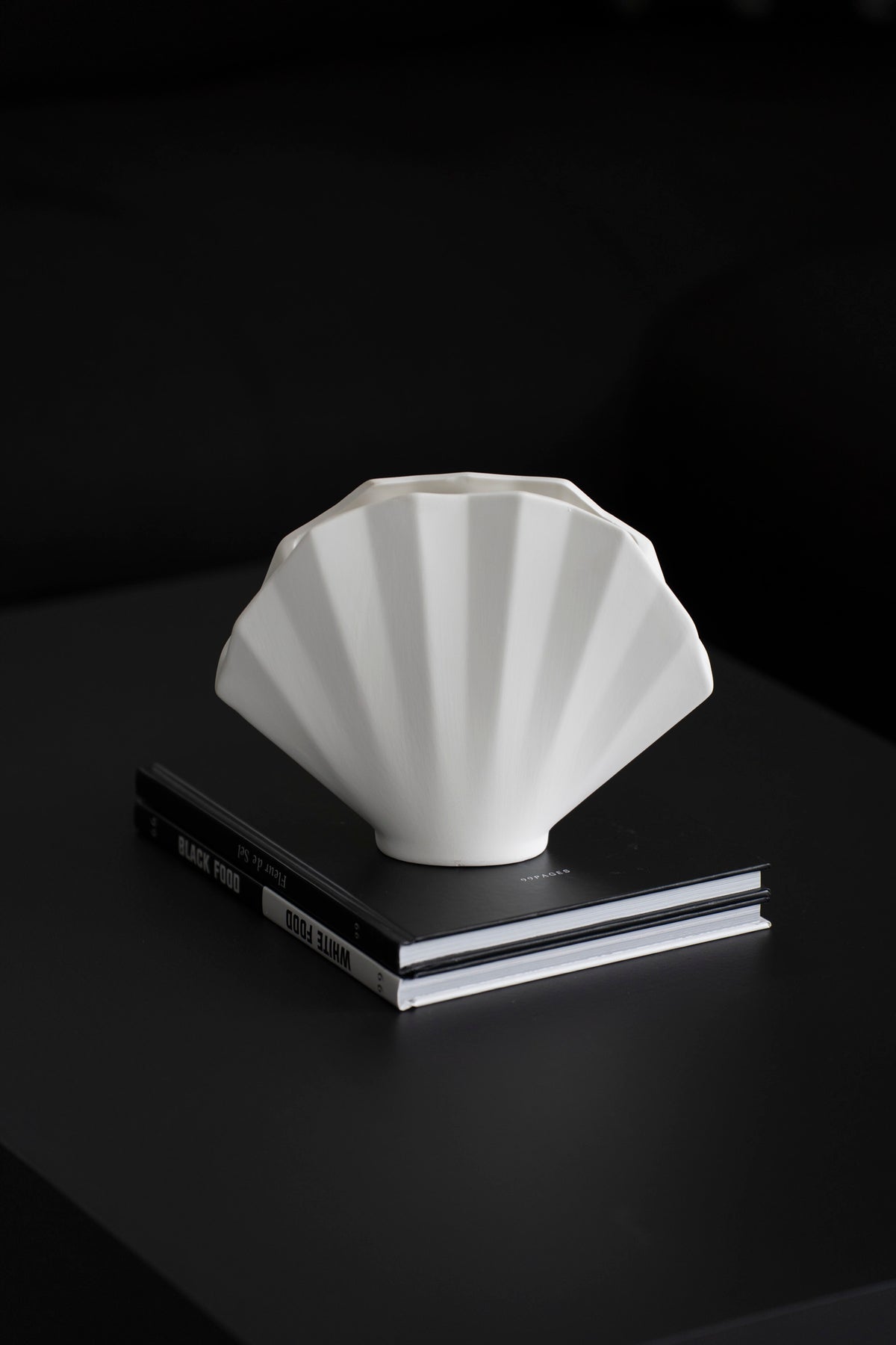 Dekorative Keramikvase mit Fächerdesign in Weiß