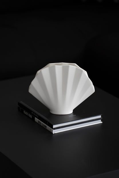 Dekorative Keramikvase mit Fächerdesign in Weiß