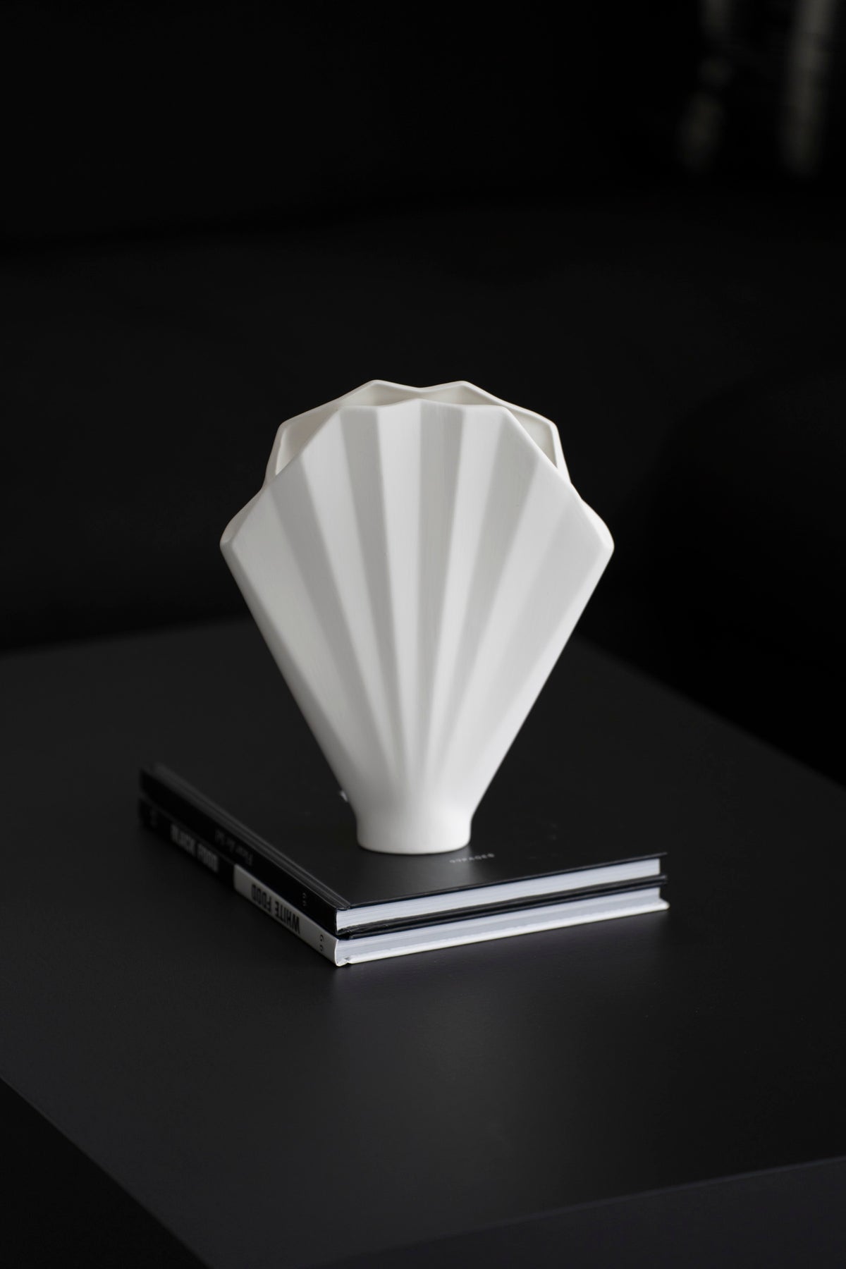 Dekorative Keramikvase mit Fächerdesign in Weiß