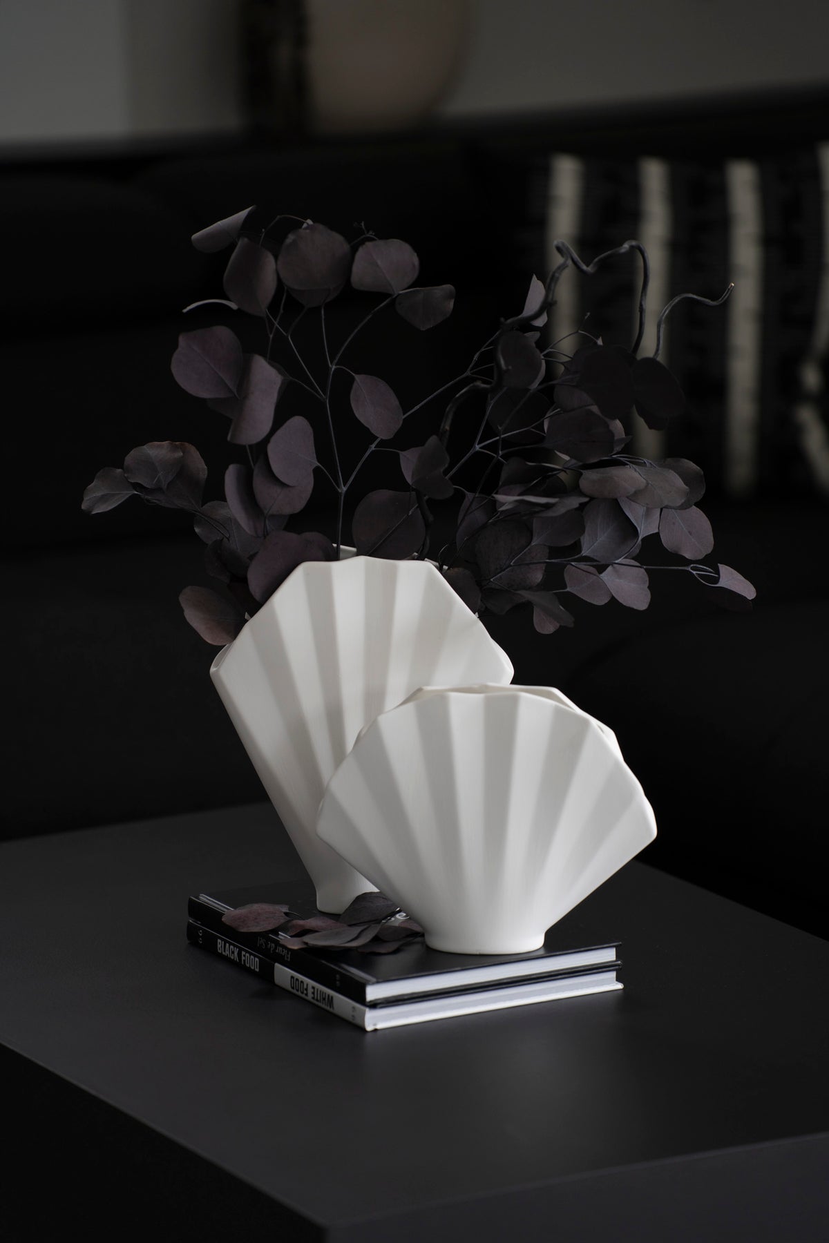 Dekorative Keramikvase mit Fächerdesign in Weiß