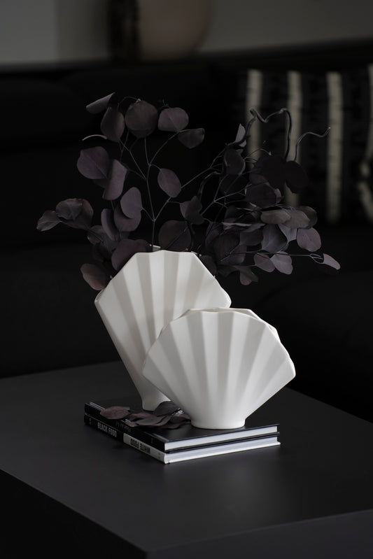 Dekorative Keramikvase mit Fächerdesign in Weiß