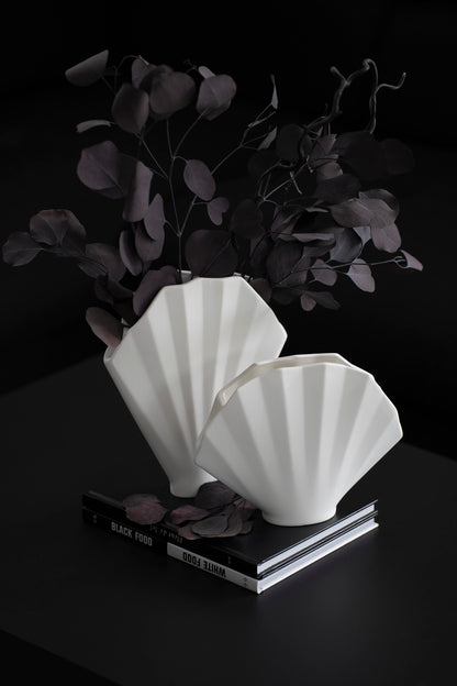 Dekorative Keramikvase mit Fächerdesign in Weiß