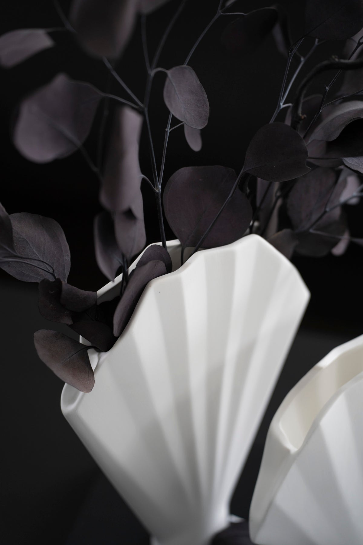 Dekorative Keramikvase mit Fächerdesign in Weiß