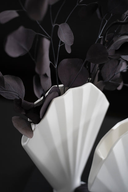 Dekorative Keramikvase mit Fächerdesign in Weiß