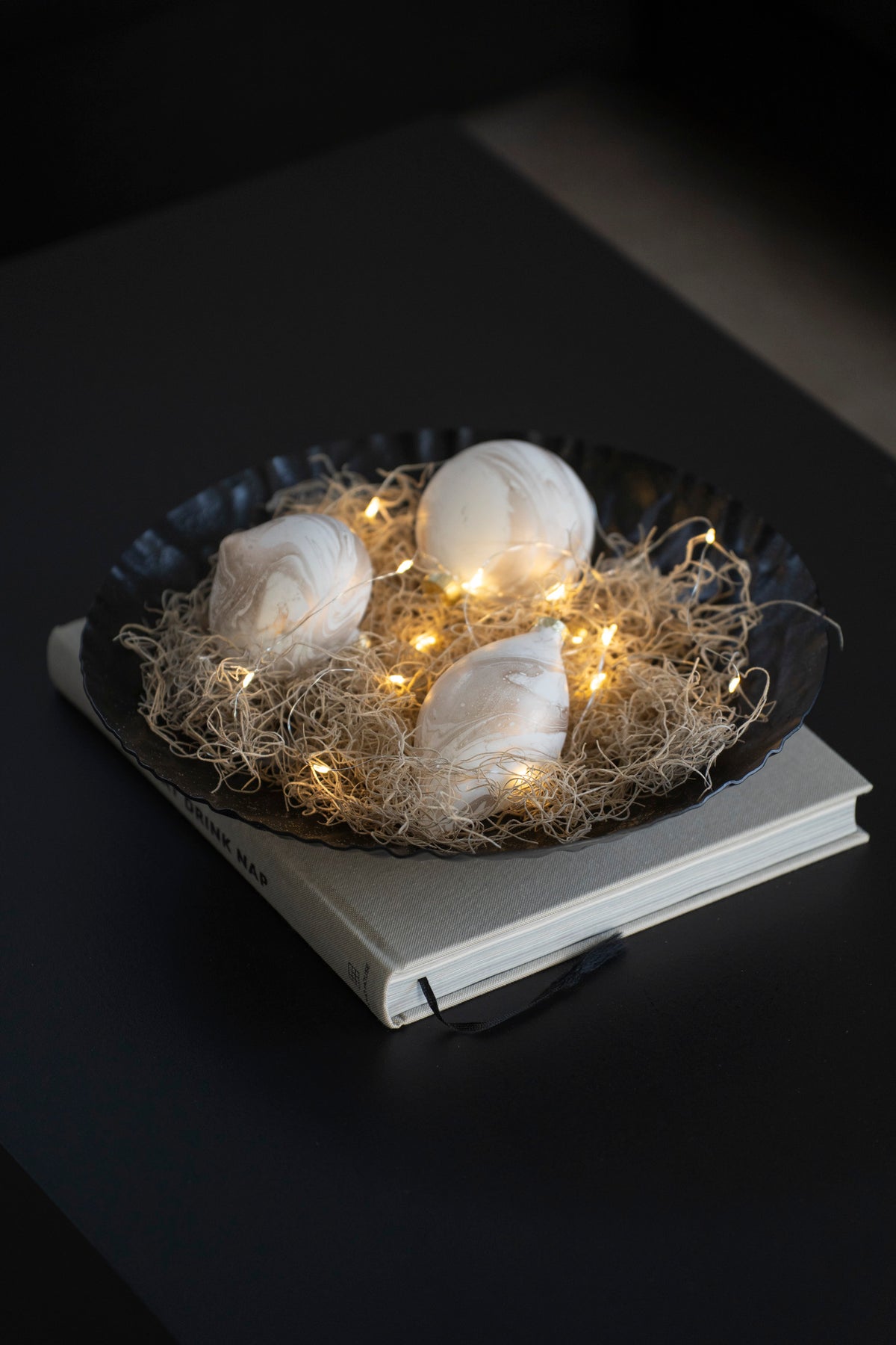 Elegante Weihnachtskugeln aus Glas mit Marmoroptik