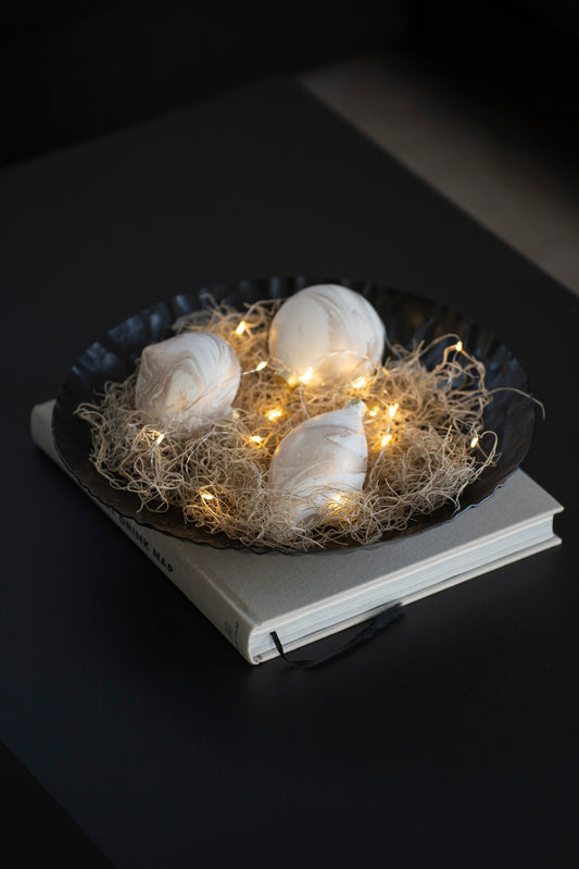 Elegante Weihnachtskugeln aus Glas mit Marmoroptik