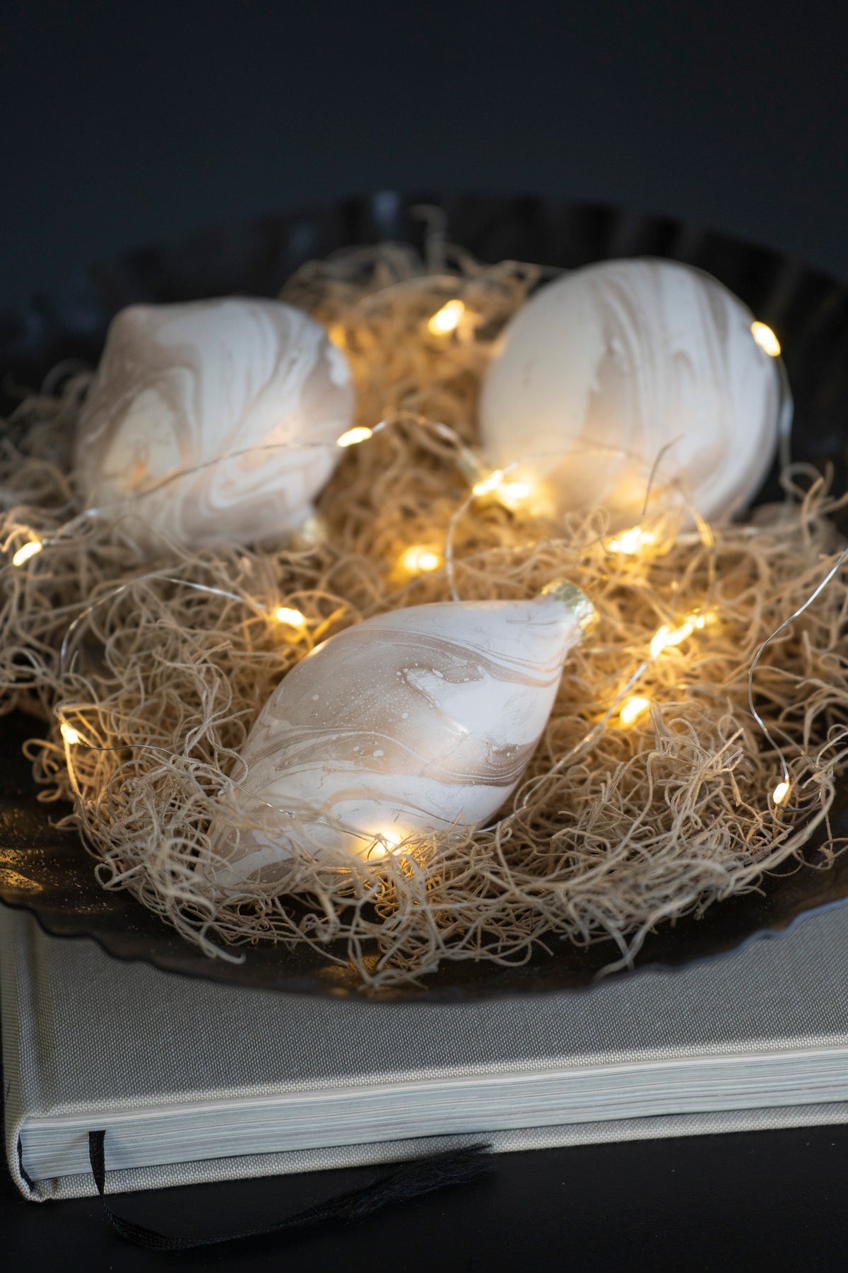 Elegante Weihnachtskugeln aus Glas mit Marmoroptik