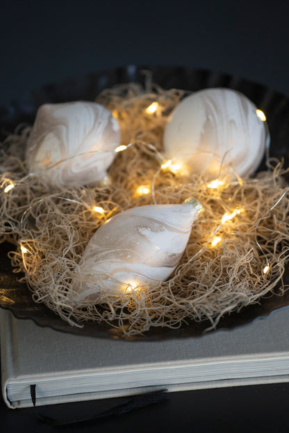 Elegante Weihnachtskugeln aus Glas mit Marmoroptik