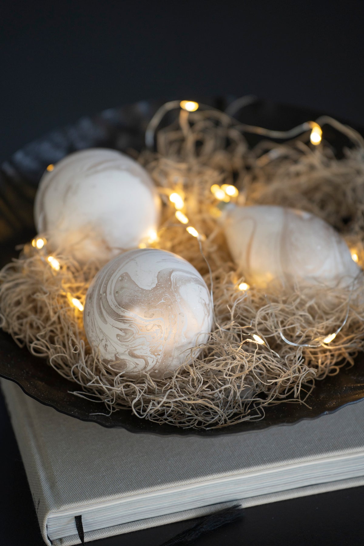 Elegante Weihnachtskugeln aus Glas mit Marmoroptik