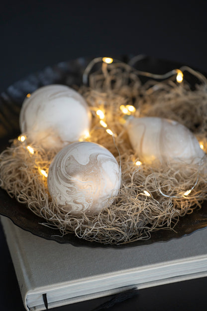 Elegante Weihnachtskugeln aus Glas mit Marmoroptik