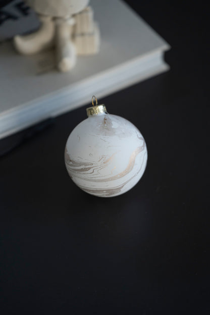Elegante Weihnachtskugeln aus Glas mit Marmoroptik