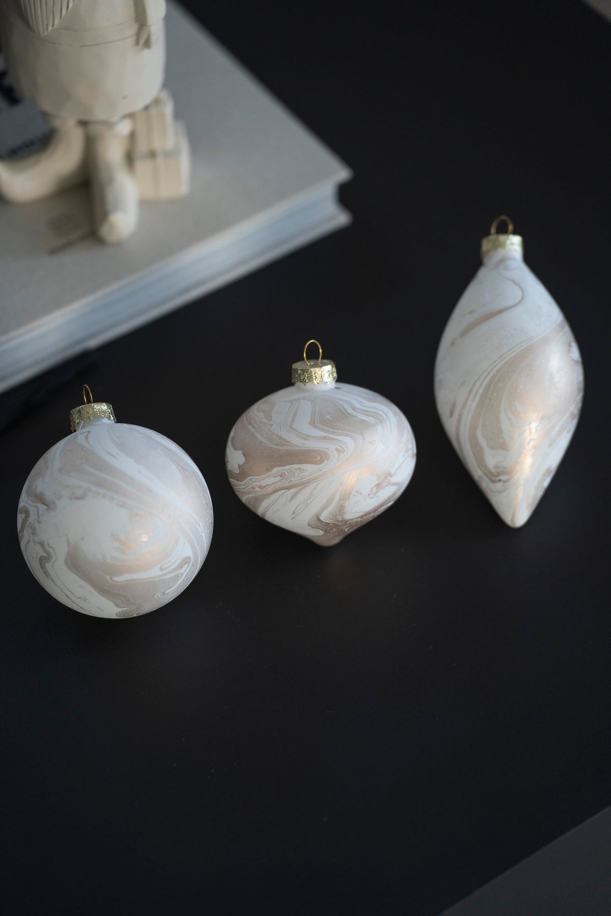 Elegante Weihnachtskugeln aus Glas mit Marmoroptik