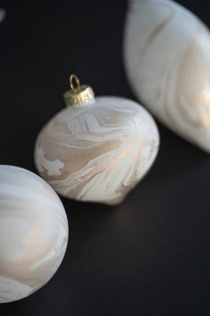 Elegante Weihnachtskugeln aus Glas mit Marmoroptik