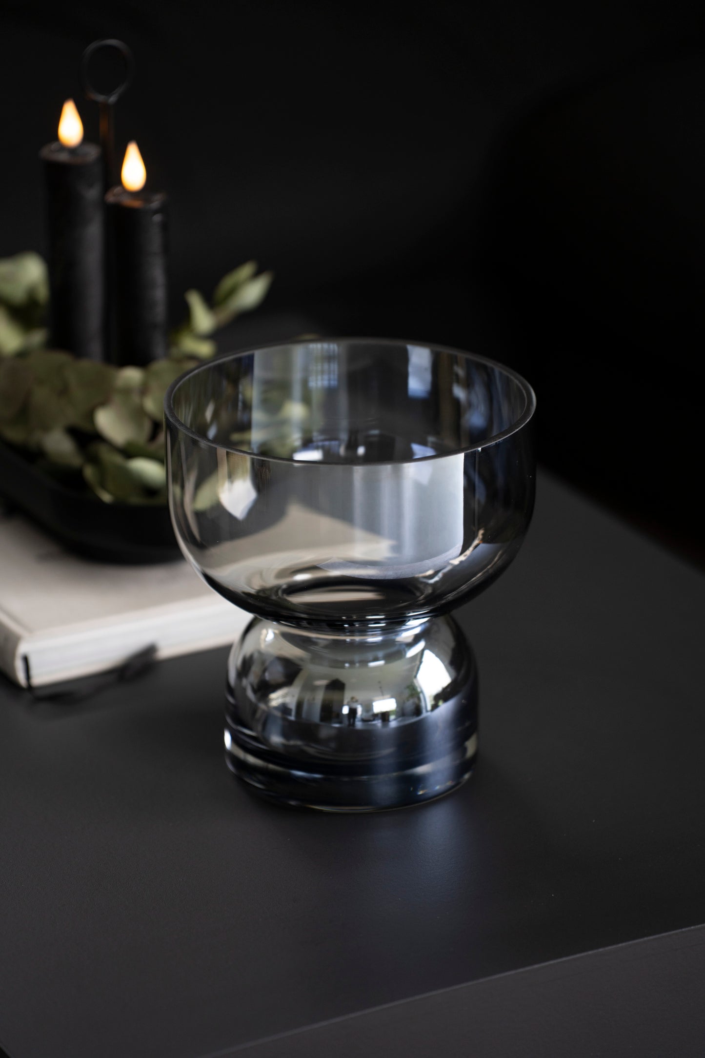 Elegante Glasschale auf Fuß in Grau mit spiegelndem Blauschimmer
