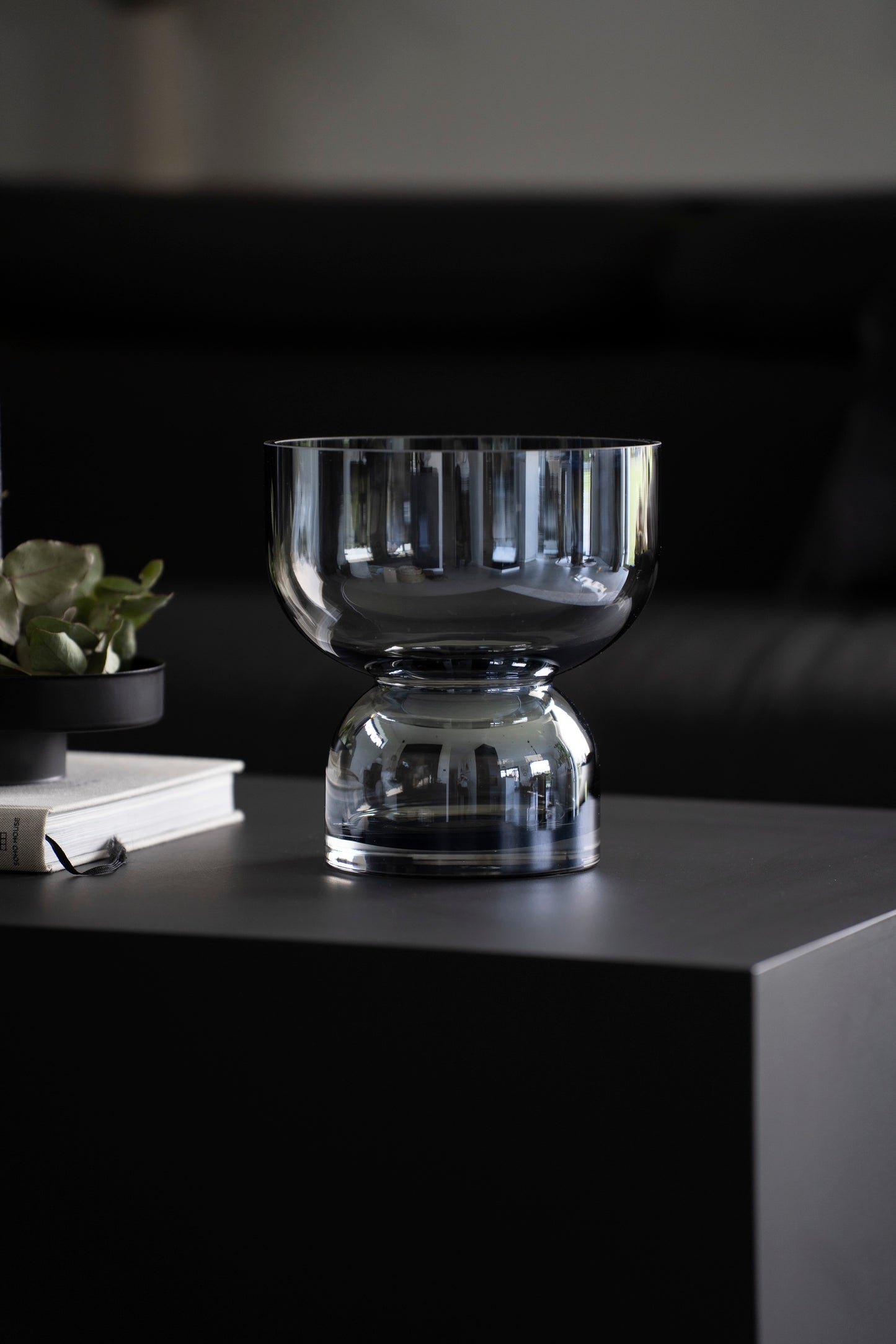 Elegante Glasschale auf Fuß in Grau mit spiegelndem Blauschimmer