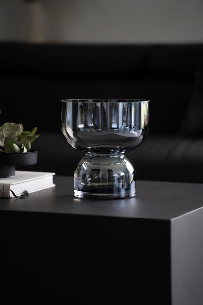 Elegante Glasschale auf Fuß in Grau mit spiegelndem Blauschimmer