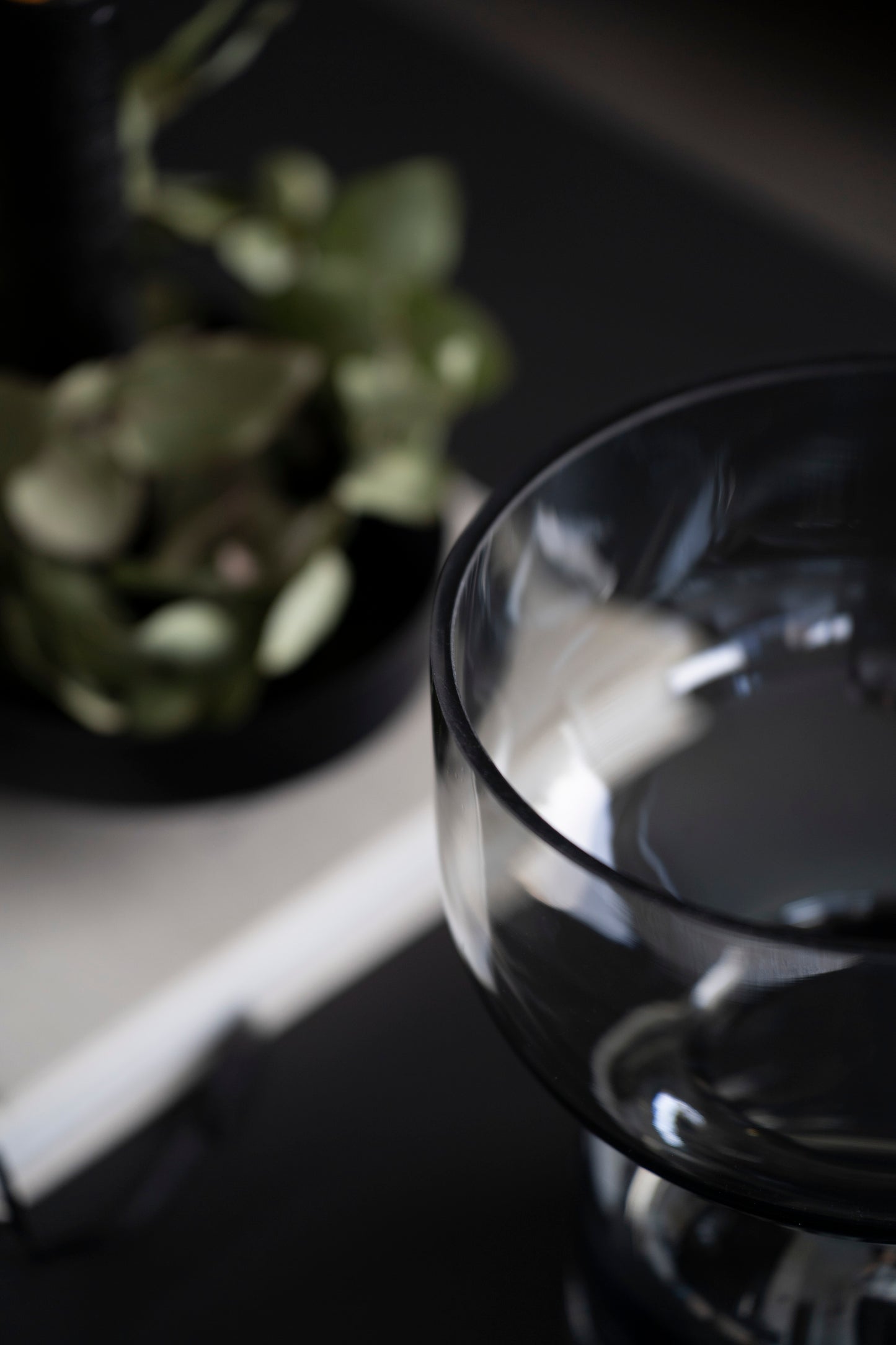 Elegante Glasschale auf Fuß in Grau mit spiegelndem Blauschimmer
